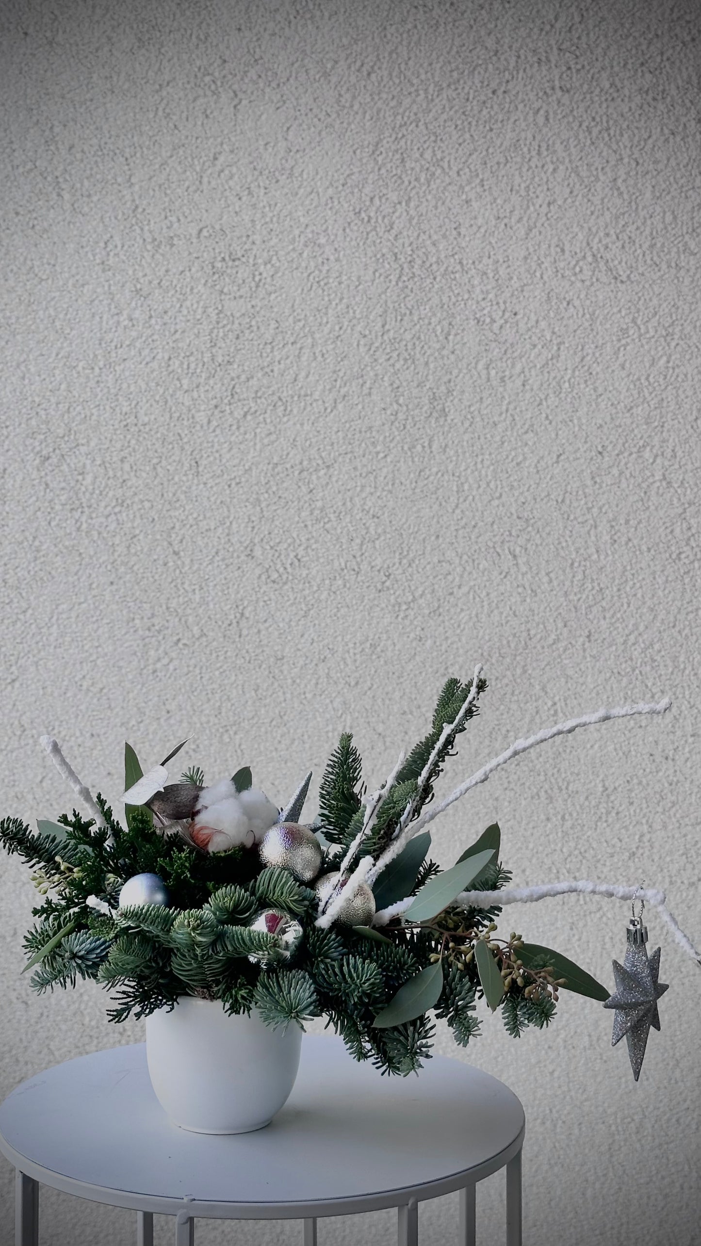 Авторский арт-букет / Signature bouquet by Best Florist in Tallinn includes seasonal flowers wrapped in waterproof paper, tied with branded ribbon, with a sticker and care instructions included.