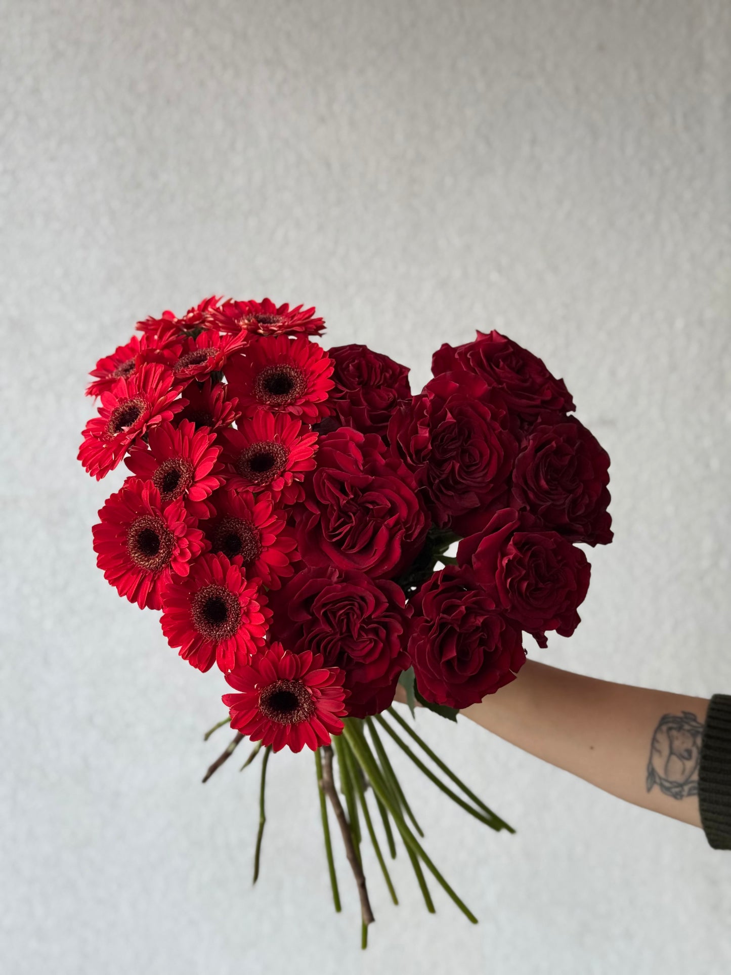Südamekujuline lilleseade punastest roosidest ja gerberatest | Сердцевидный букет из красных роз и гербер | Heart-shaped bouquet of red roses and gerberas