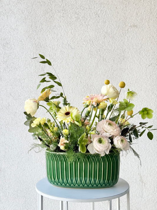 Table decor in a ceramic pot – BloomRoom.ee, fresh flowers in Tallinn