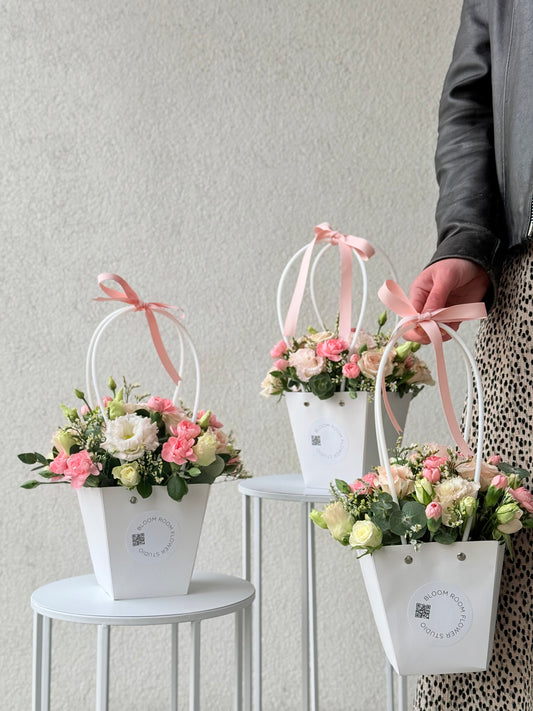 Stylish Bag with seasonal flowers – BloomRoom.ee, свежие цветы в Таллине