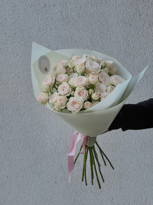 11 "Sofia" Spray Roses – BloomRoom.ee, värsked lilled Tallinnas