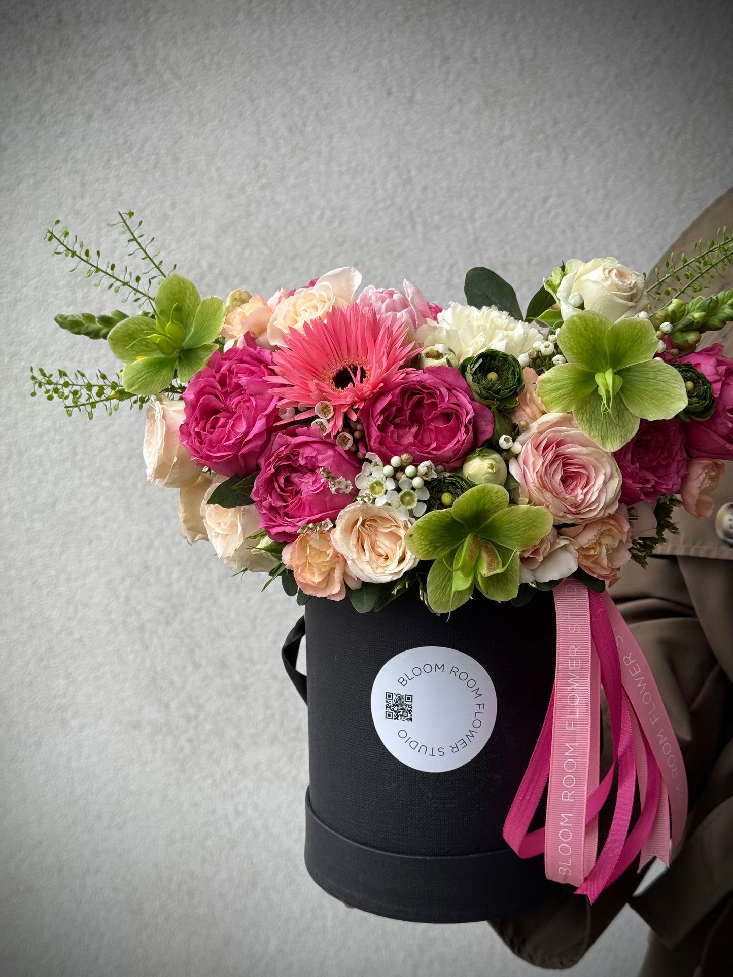 Luxuslik lilleseade mustas Bloom Box'is, roosid ja luksuslik rohelus | Роскошная floral композиция в черном Bloom Box с розами и зеленью | Luxurious floral arrangement in a black Bloom Box featuring vibrant roses and lush greenery
