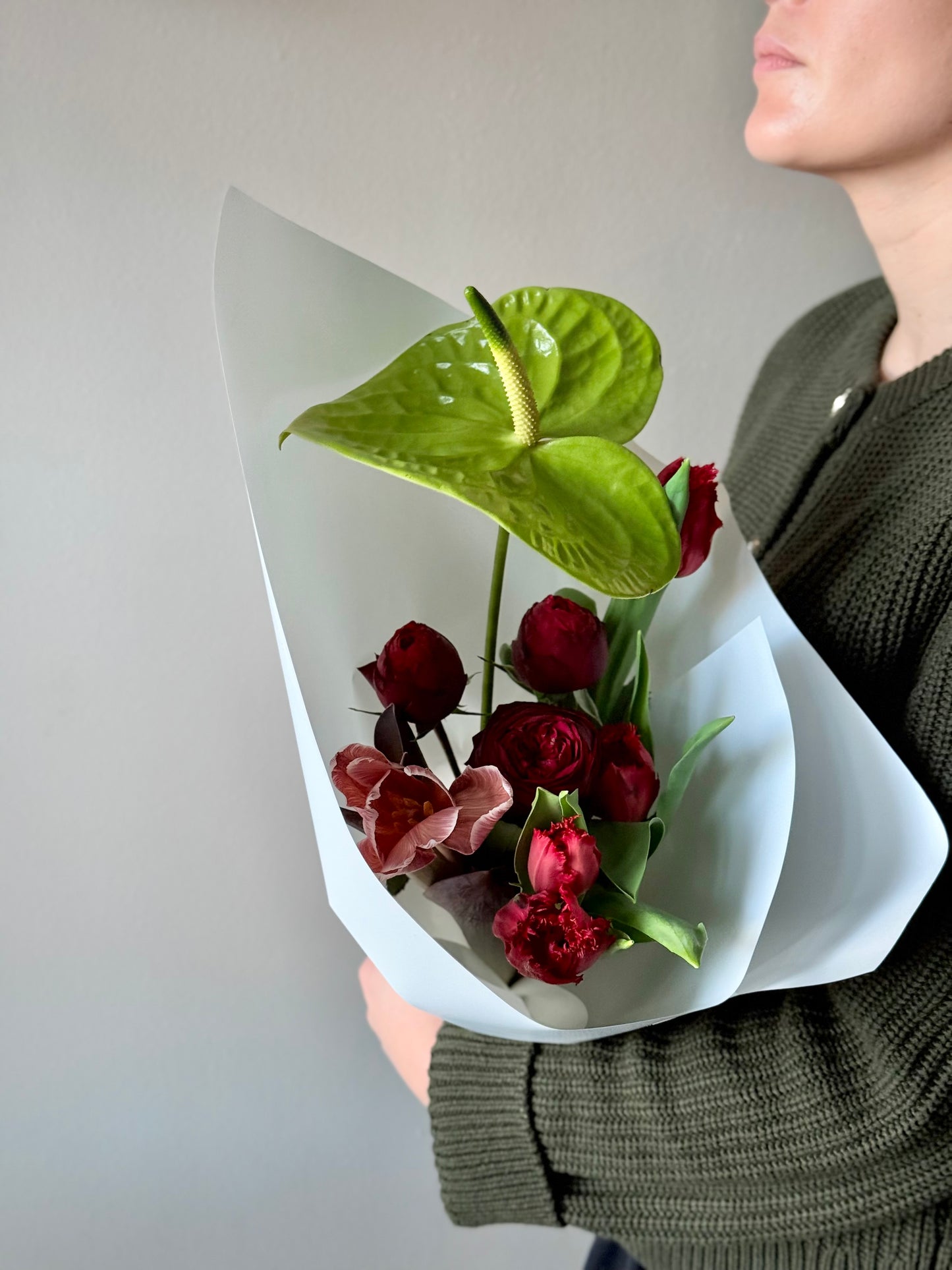 Pop-up kimp punaste rooside, tulbide ja anthuriumiga | Букет из красных роз, тюльпанов и антуриума | Luxurious bouquet featuring red roses, tulips, and anthurium.