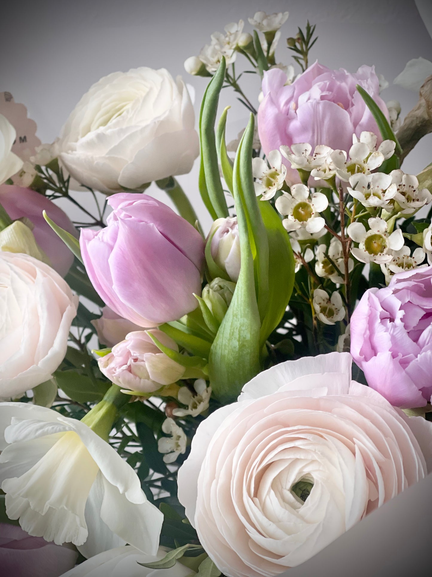 Lillekimp lihakadest lilledega | Букет из цветов с тюльпанами | Luxurious bouquet featuring lilac tulips and ranunculus
