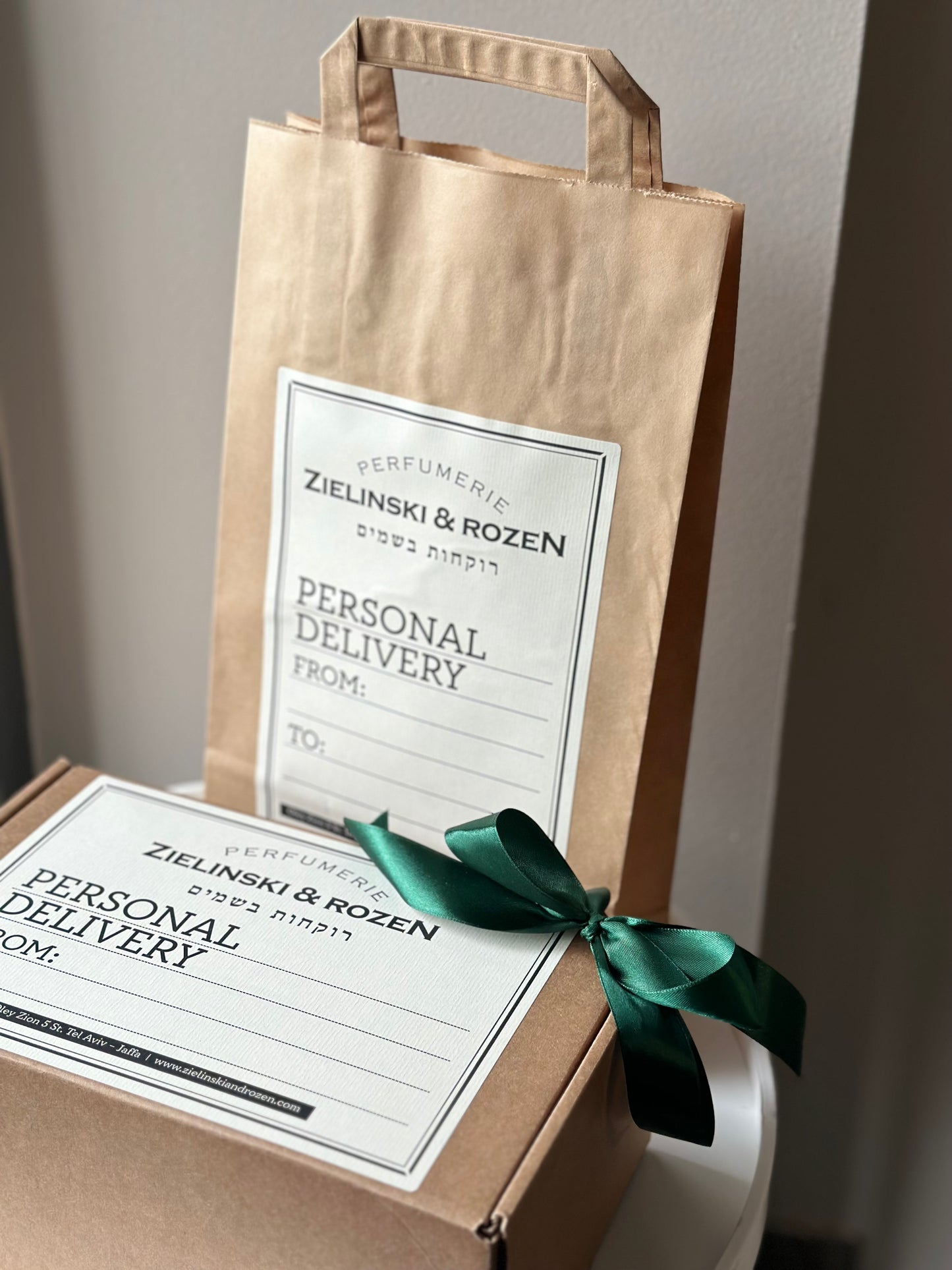 Zielinski & Rozen personal delivery gift box with elegant packaging and green ribbon | Персональная доставка от Zielinski & Rozen с элегантной упаковкой | Zielinski & Rozen personal delivery gift box with elegant packaging and green ribbon