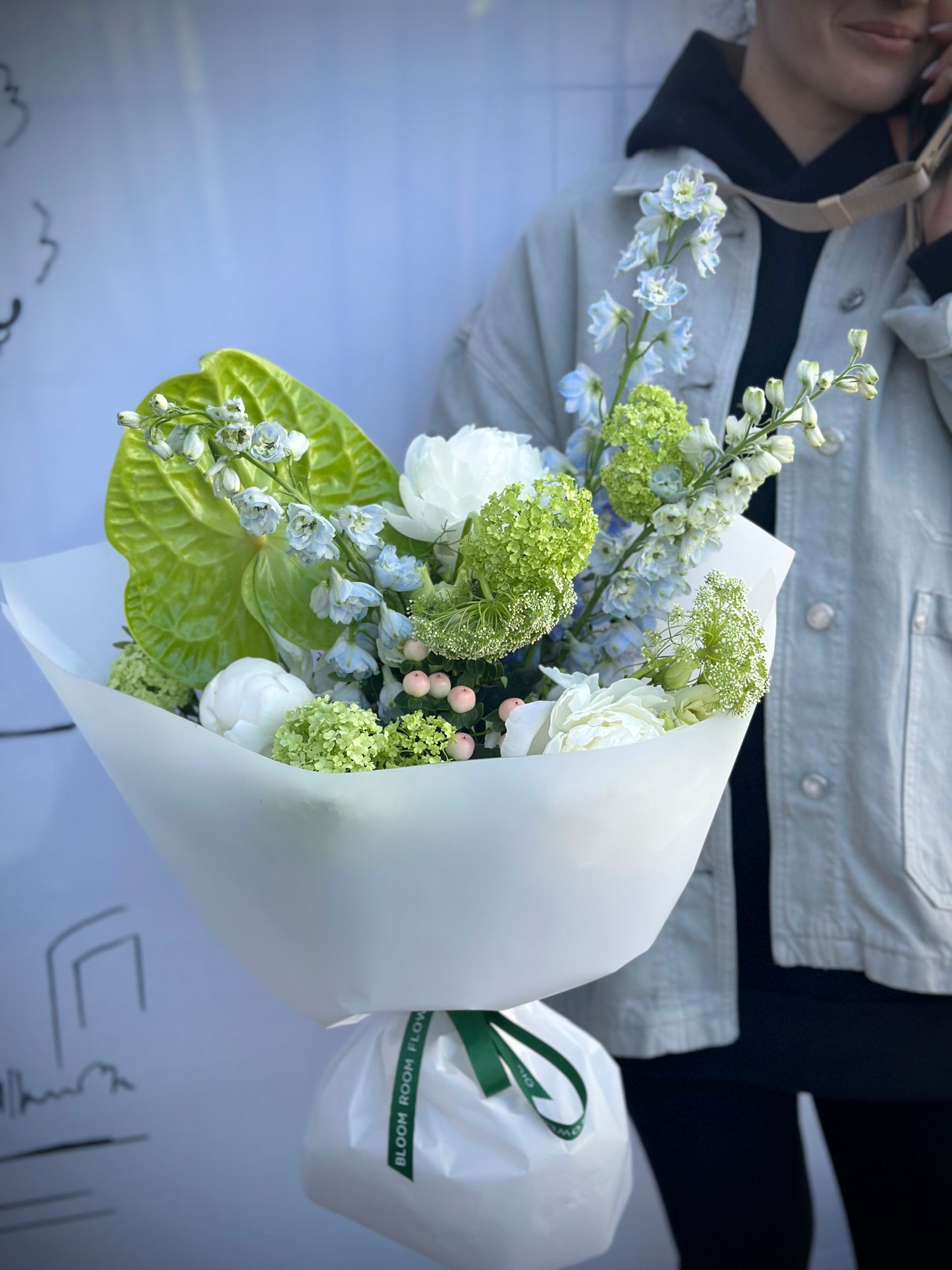 Eksklusiivne lillekimp, millel on valged pionid, anthurium ja delphinium | Эксклюзивный букет цветов с белыми пионами, антурием и дельфиниумом | Exclusive flower bouquet featuring white peonies, anthurium, and delphinium