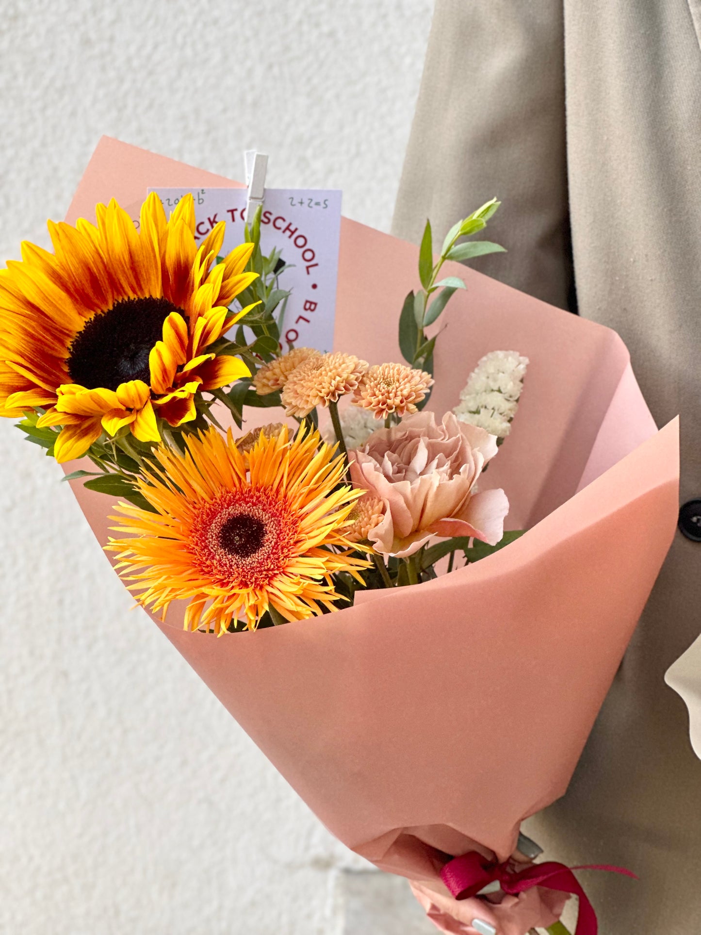 Gepardipakk tagasi kooli lillekimp, päevalilled, gerbera, roosid, kipslill | Букет цветов к новому учебному году: подсолнухи, гербера, розы, гипсофила | Back to school flower bouquet with sunflowers, gerbera, roses, and baby’s breath