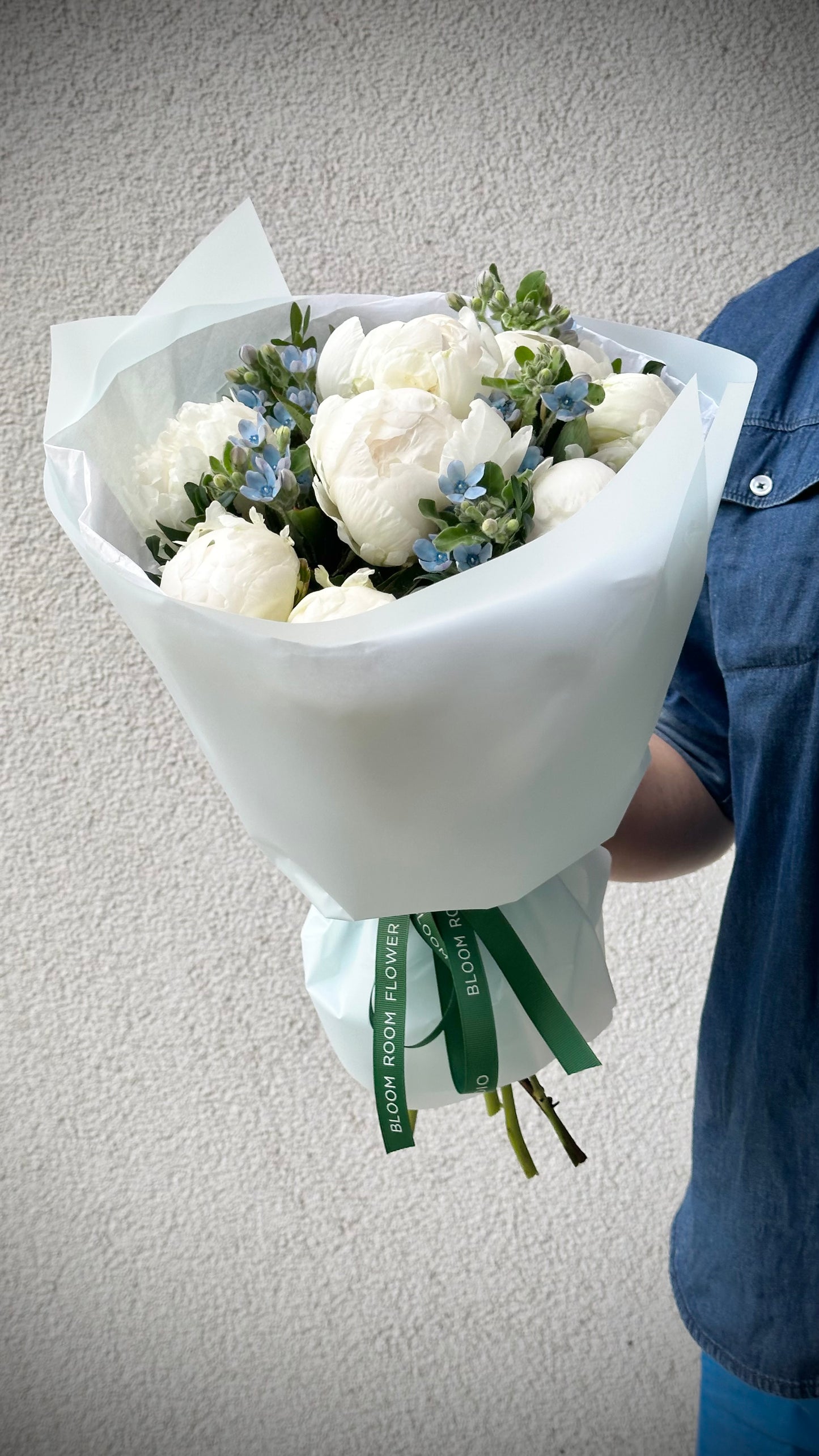 Valge puuõie kimp siniste lilledega | Букет из белых цветов с синими цветами | White flower bouquet with blue accents