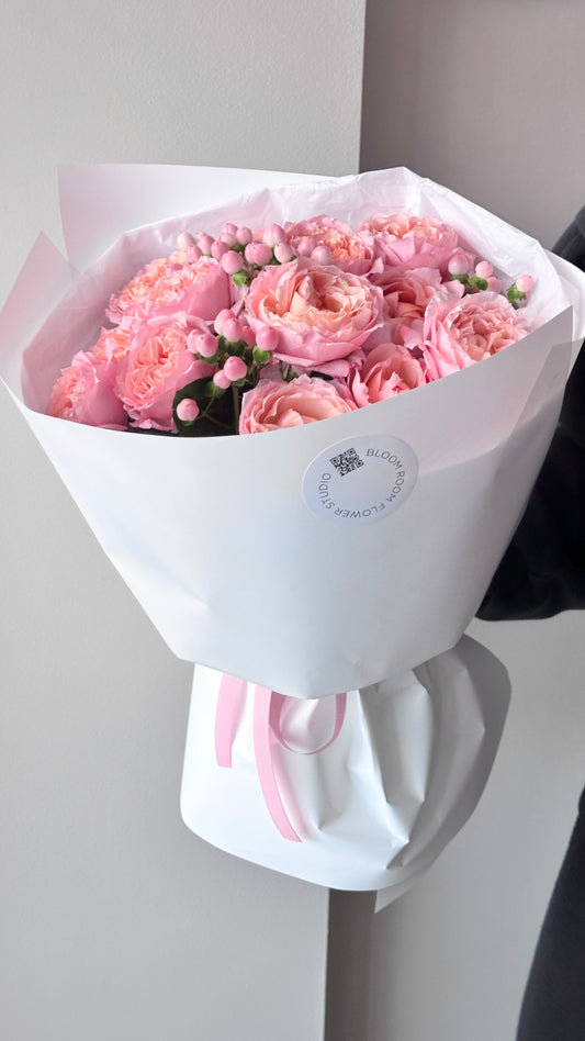 “Juliette” spray roses with Hypericum – BloomRoom.ee, fresh flowers in Tallinn