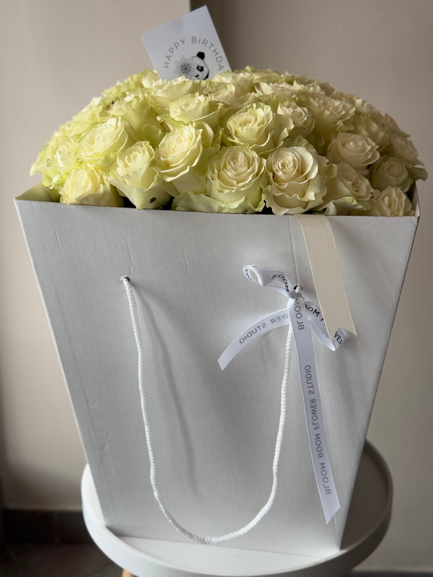 Luksuslik valgete rooside kimp sünnipäevaks | Роскошный букет белых роз на день рождения | Luxury bouquet of white roses for birthday