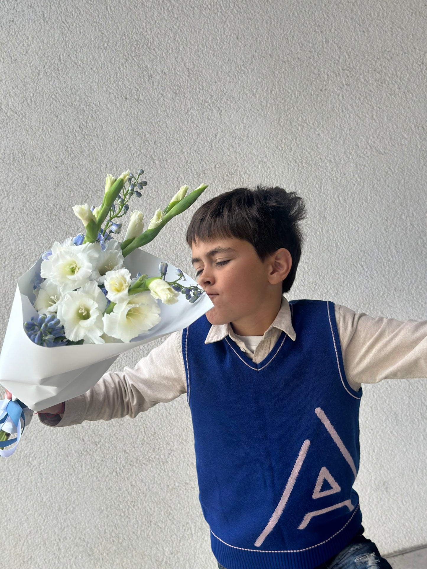 Lillekimp delphiniumide ja gladioolidega noore poisi käes | Мальчик с букетом из гладиолусов и делфиниумов | Boy holding a bouquet of delphiniums and gladiolus.