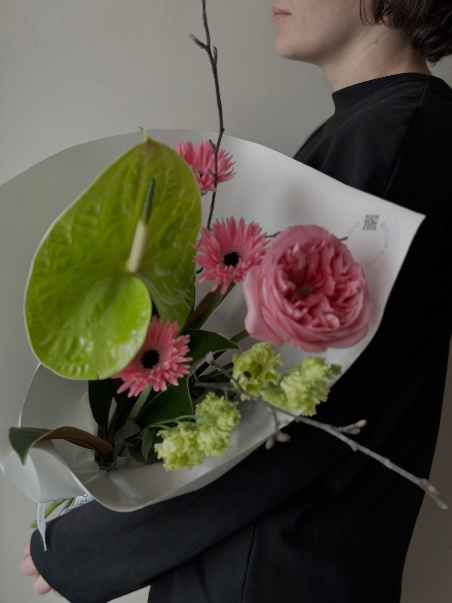 Roheline anthurium, roosa gerbera ja magnoolialehed luksuslikus kimpus | Роскошный букет с зелёным антуриумом и розовыми герберами | Luxury bouquet with green anthurium and pink gerberas