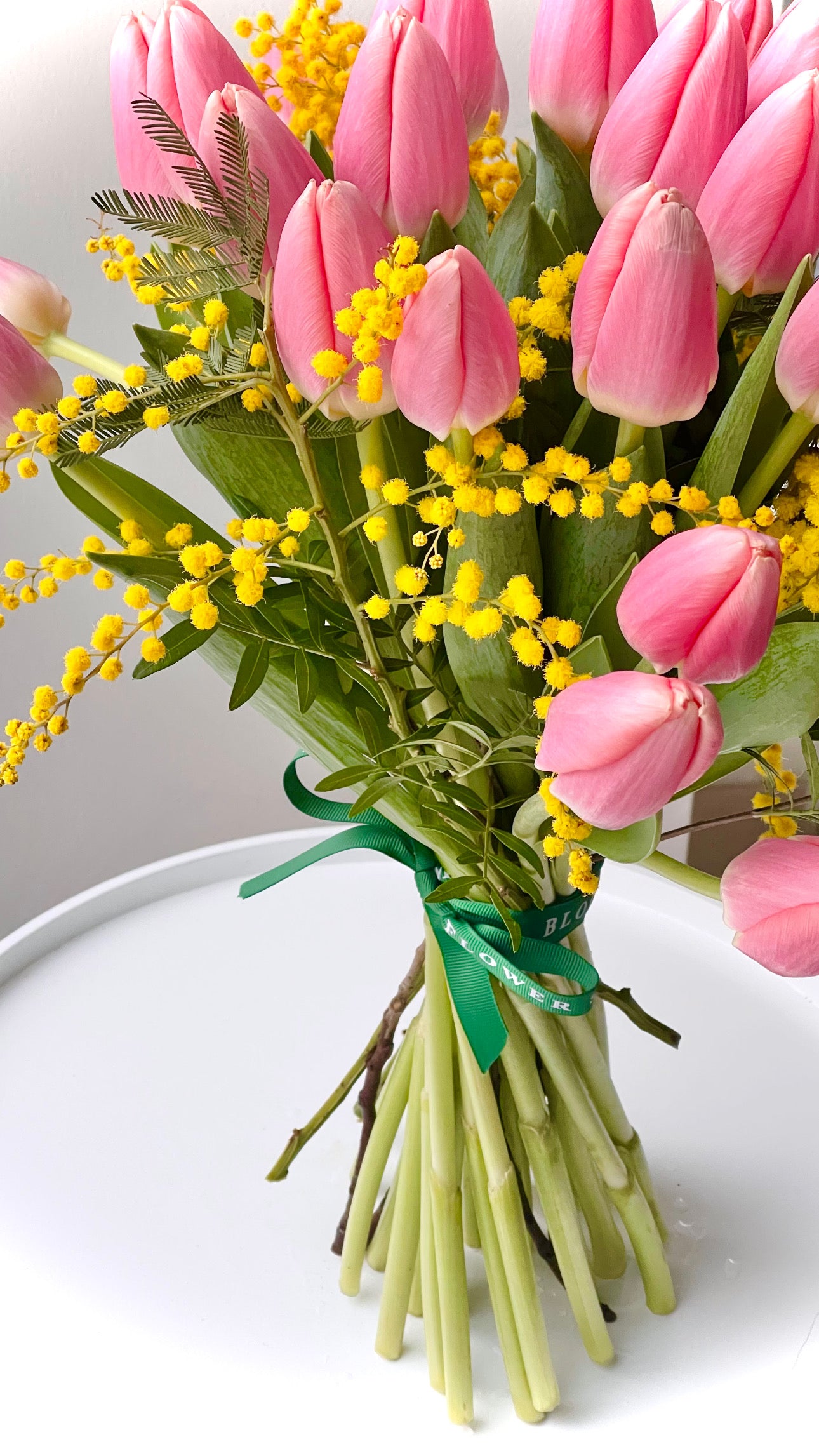 Roosa tulbi kimp mimosaga | Розовый букет тюльпанов с мимозой | Pink tulip bouquet with mimosas