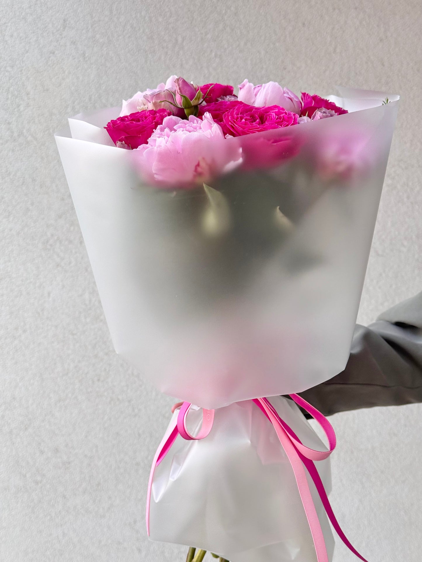 Roosa pionide ja aedarooside kimp luksuslikus pakendis | Надёжный букет из розовых пионов и садовых роз | Luxury bouquet of pink peonies and garden roses