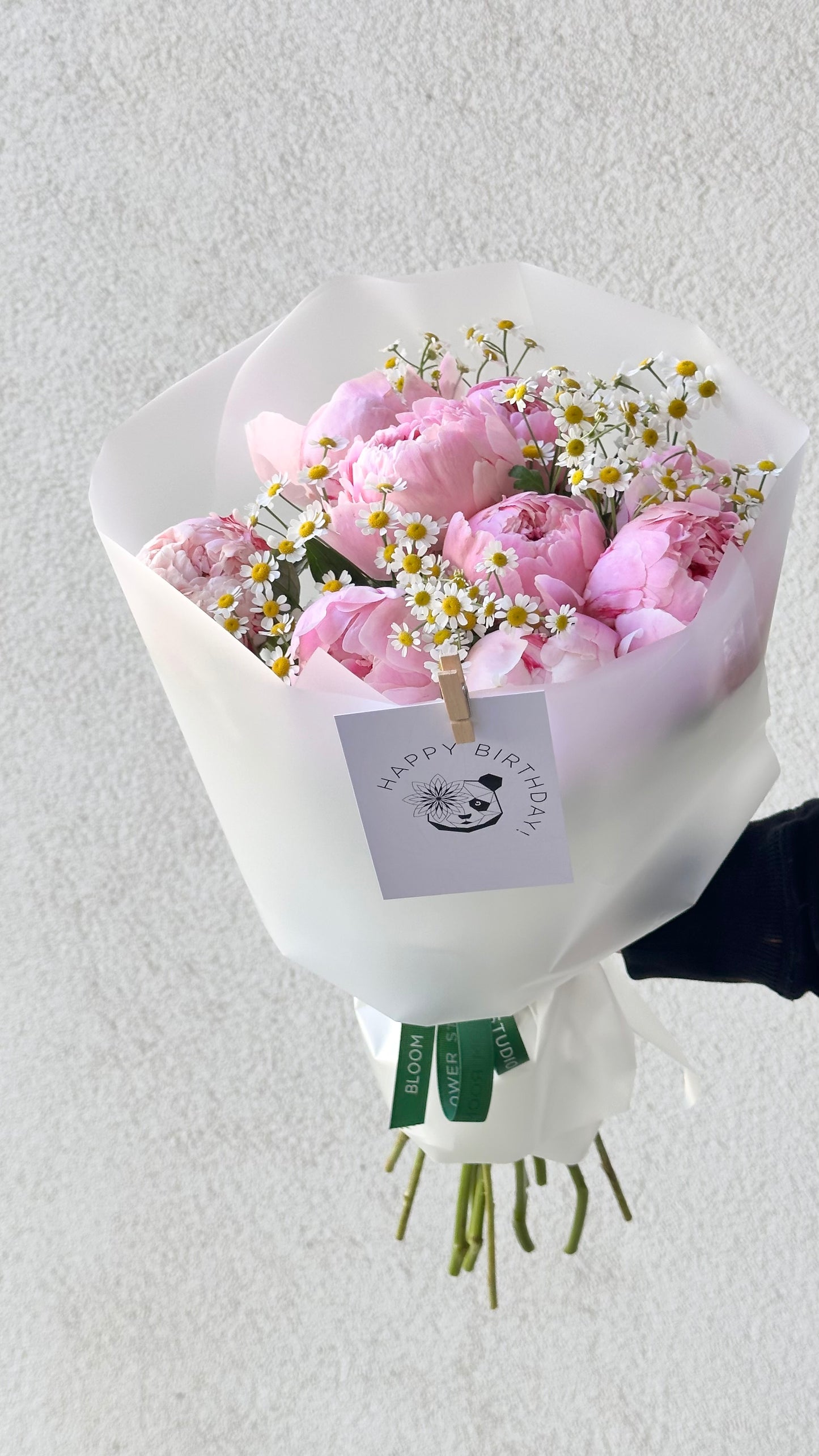 Roosa õiekaunistusega sünnipäevabuketis on kaunis roosiprint ja karukellad | Розовый букет с цветами на день рождения и луговыми цветами | Beautiful birthday bouquet with pink flowers and daisies