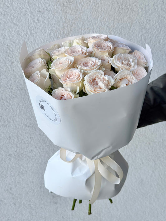 11 White "Sophia" Spray Roses – BloomRoom.ee, fresh flowers in Tallinn