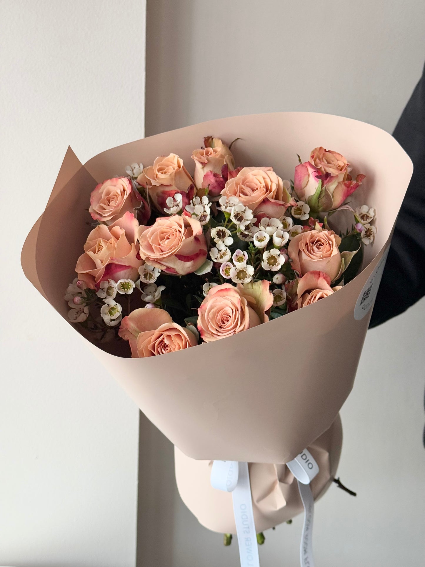 Rooside kimp, vahakellad | Букет роз, восковые цветы | Bouquet of roses, wax flowers