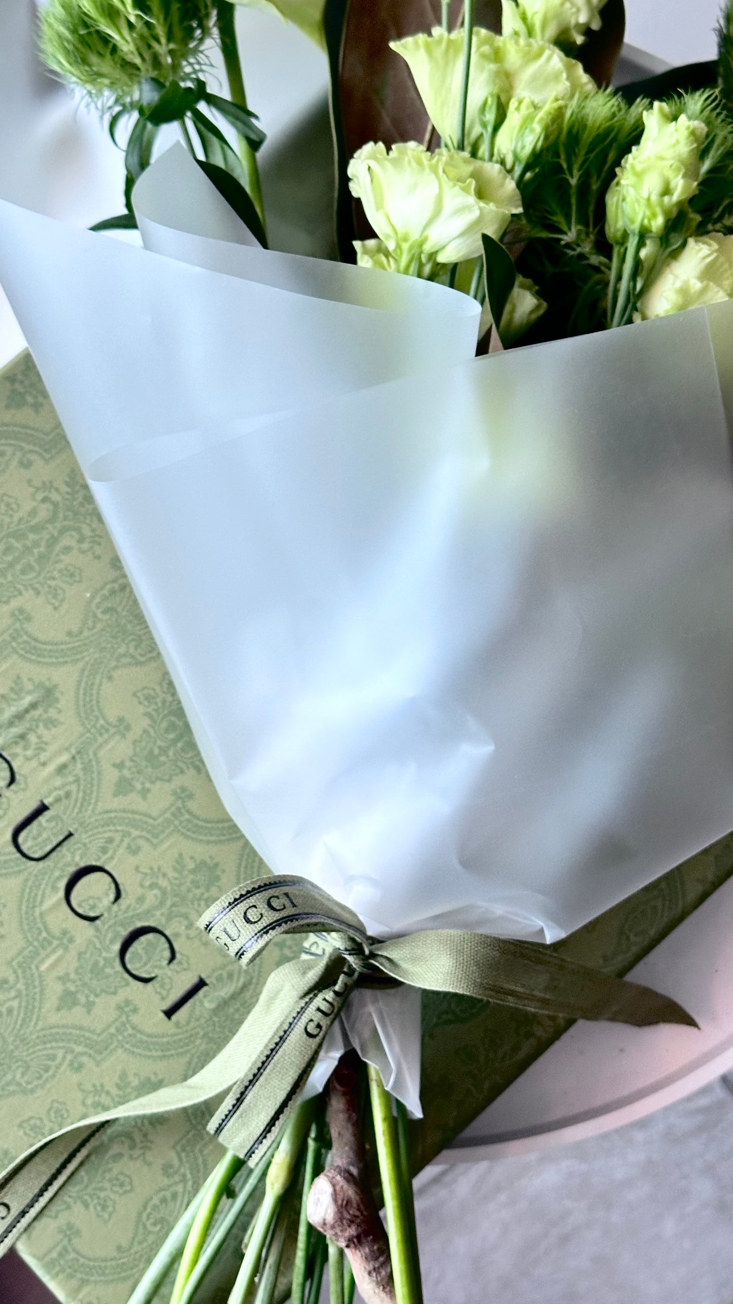 Elegantsed floristlilled Gucci kinkekarbis | Элегантный цветочный букет в подарочной коробке Gucci | Elegant floral bouquet in a Gucci gift box