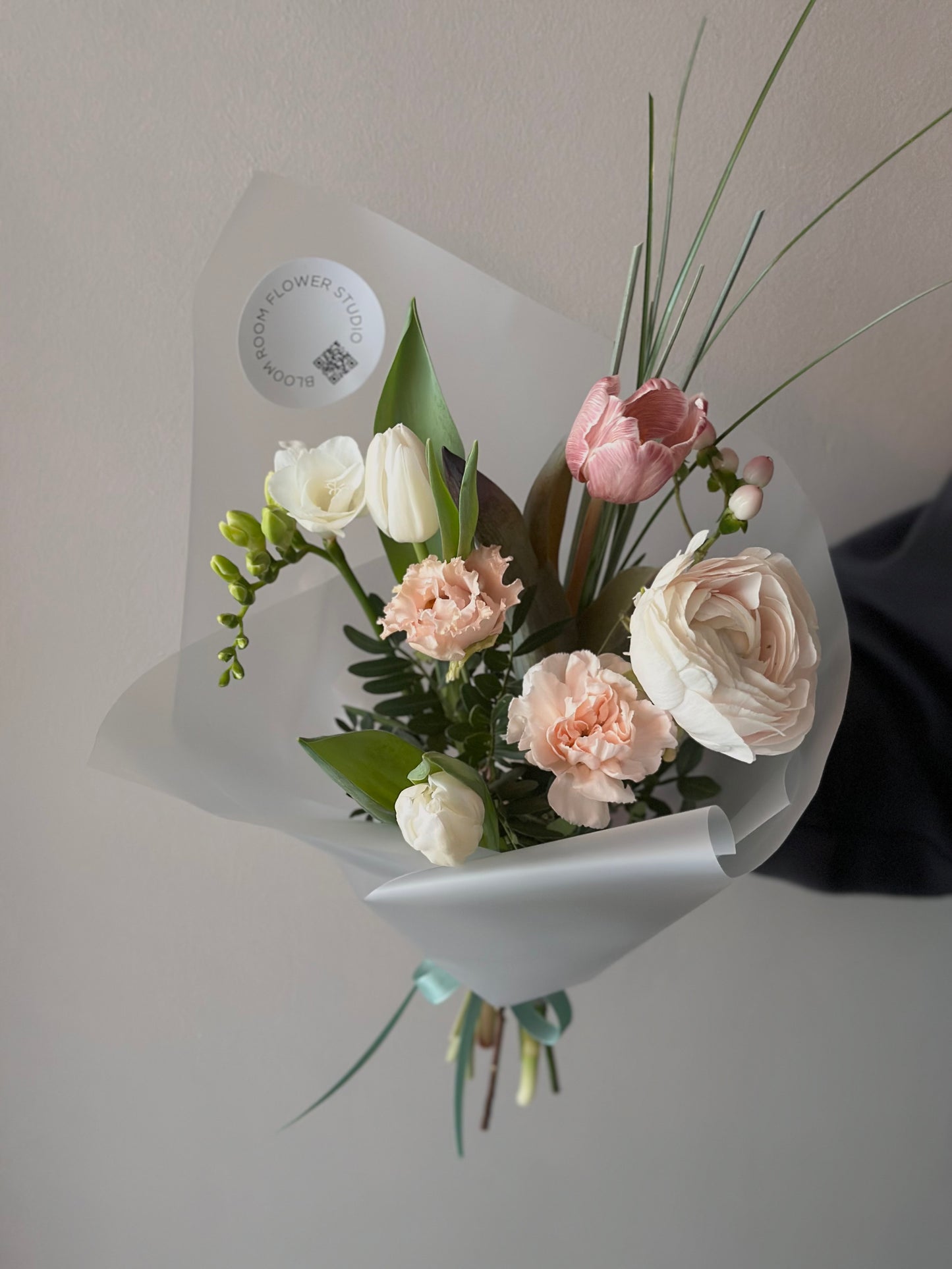 Luksuslik lillekimp, pruun tulip, roosa hüperikum, valged ning roosad lilled | Роскошный букет цветов, розовые и белые цветы | Luxury flower bouquet, pink and white blooms