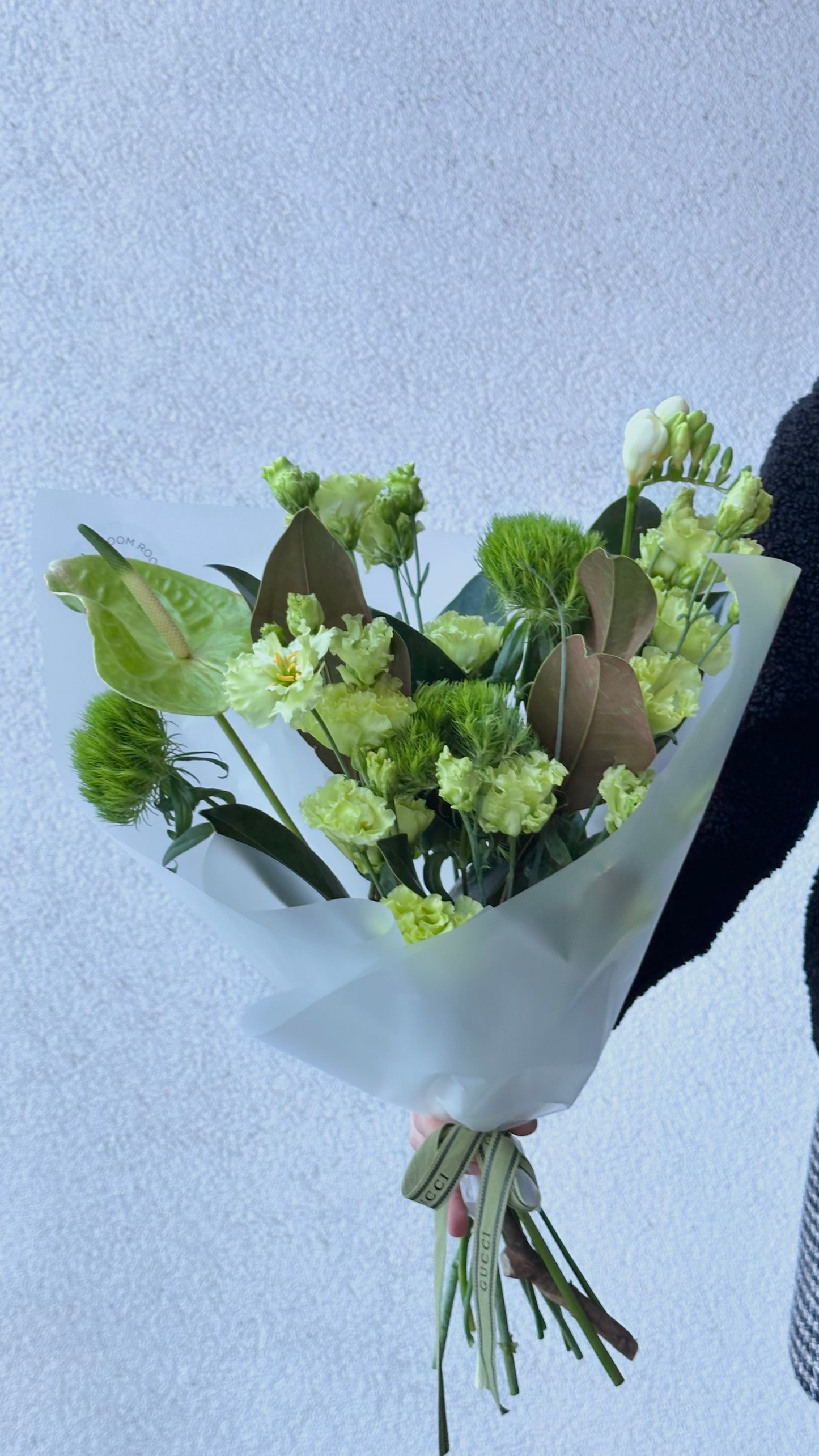 Roheline lillekimp, mille hulka kuuluvad magnoolialehed, anthurium ja eustoma | Зелёный букет, содержащий магнолиевые листья, антуриум и эустому | Green bouquet featuring magnolia leaves, anthurium, and eustoma