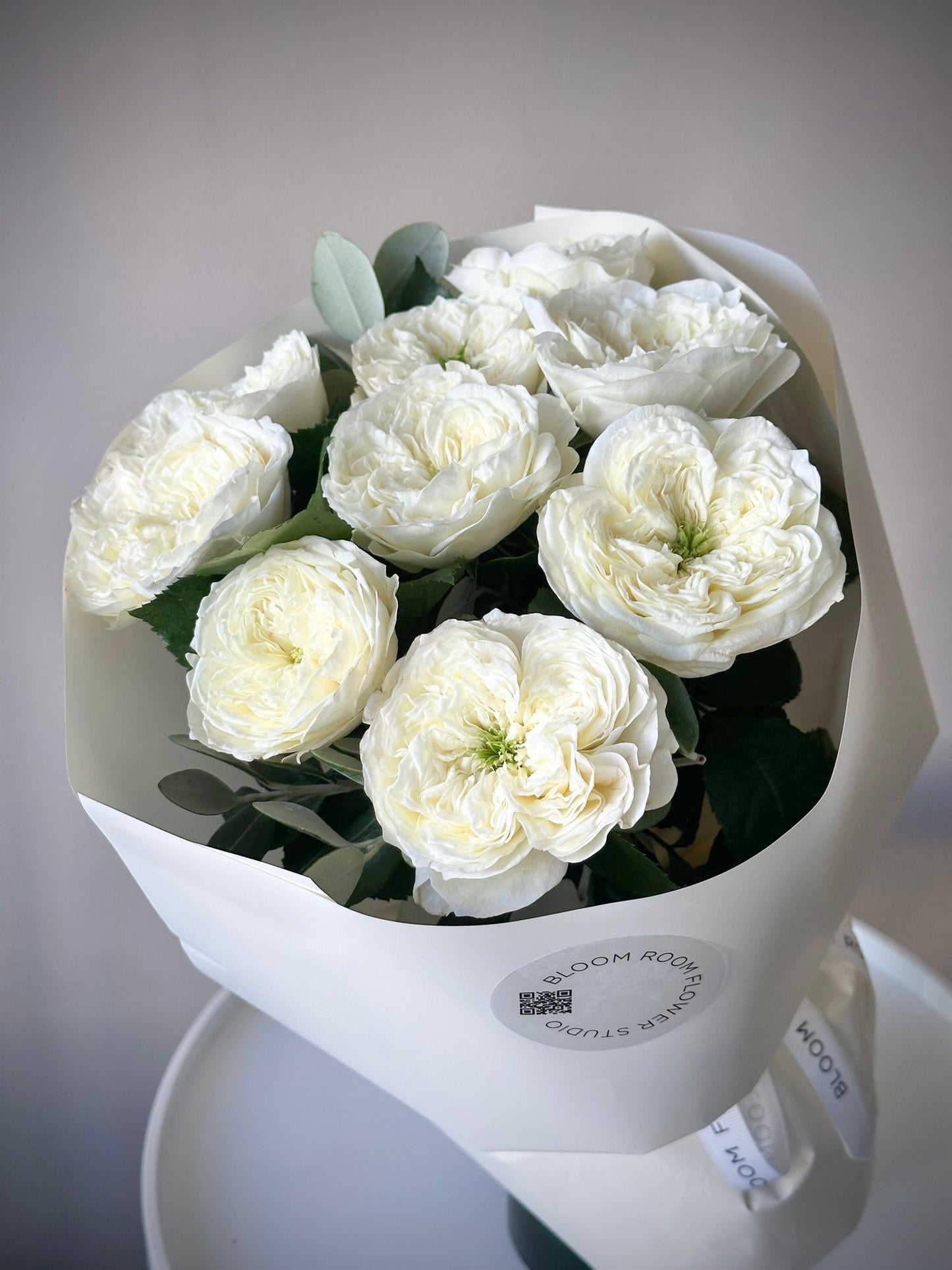 Valged aiaroosid 9 | Белые садовые розы 9 | 9 white garden roses in elegant wrapping