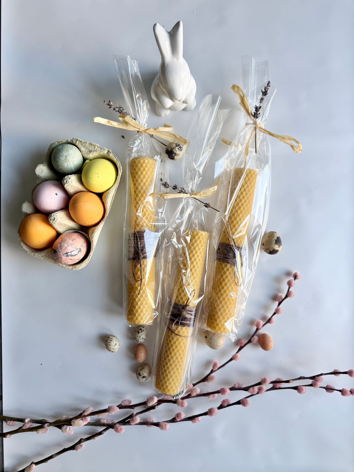 Handcrafted candles 100% natural beeswax, with herbs and essential oils. M size.