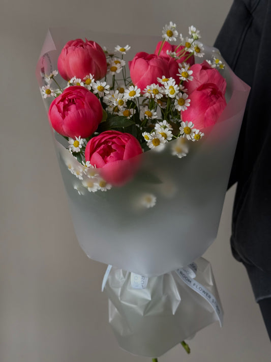 7 Coral Peonies with Daisies – BloomRoom.ee, свежие цветы в Таллине