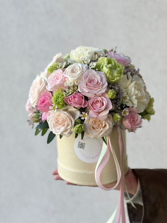 "Creme De La Creme" Mini Bloom Box – BloomRoom.ee, värsked lilled Tallinnas