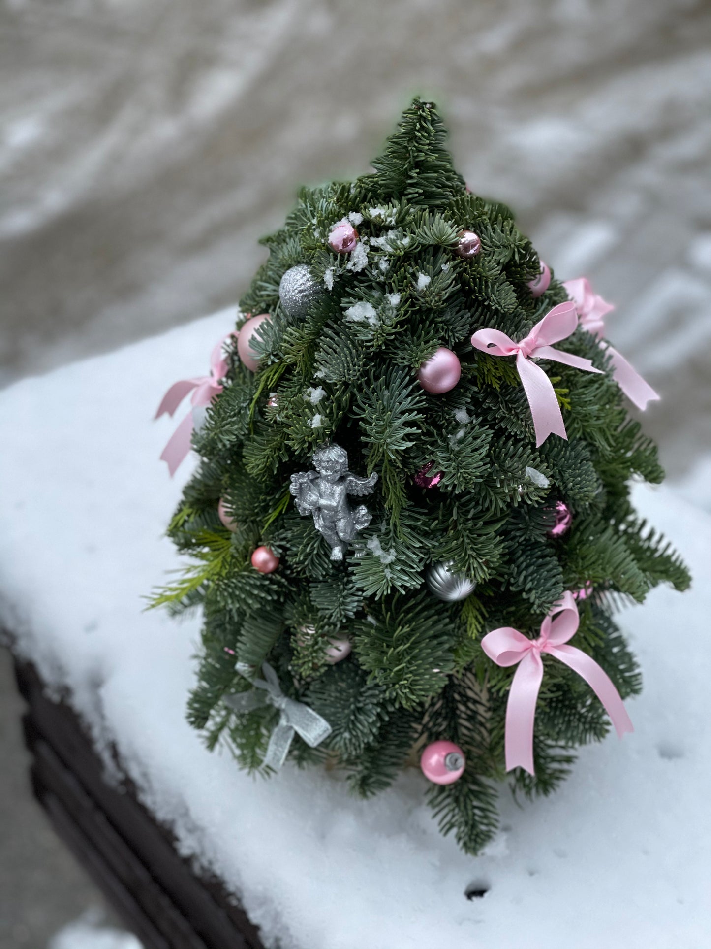 Авторский арт-букет / Signature bouquet by Best Florist in Tallinn includes seasonal flowers wrapped in waterproof paper, tied with branded ribbon, with a sticker and care instructions included.