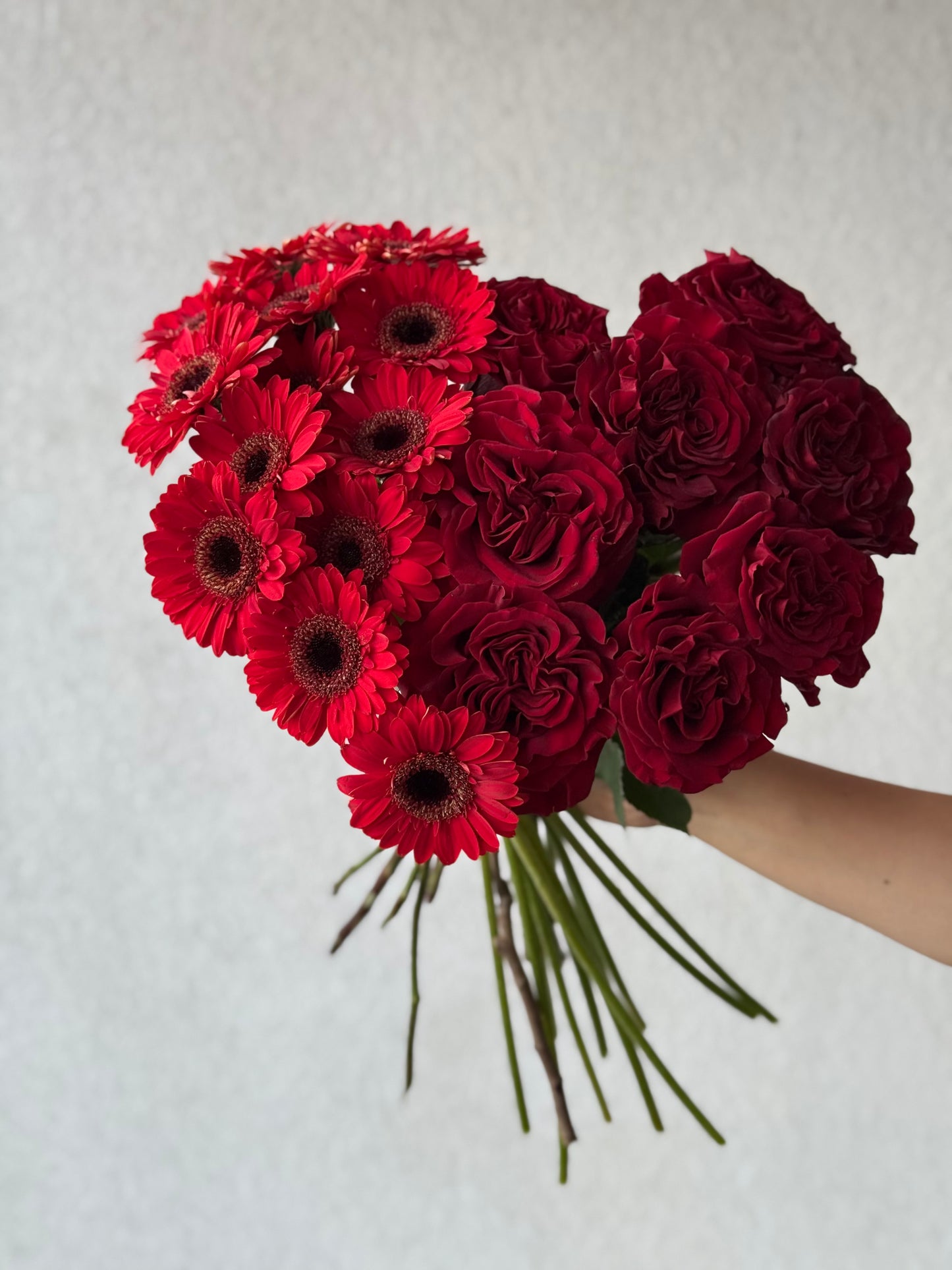 Süda kuivik punaste rooside ja gerberade lillekimp | Букет из красных роз и гербер в форме сердца | Heart-shaped bouquet of red roses and gerberas