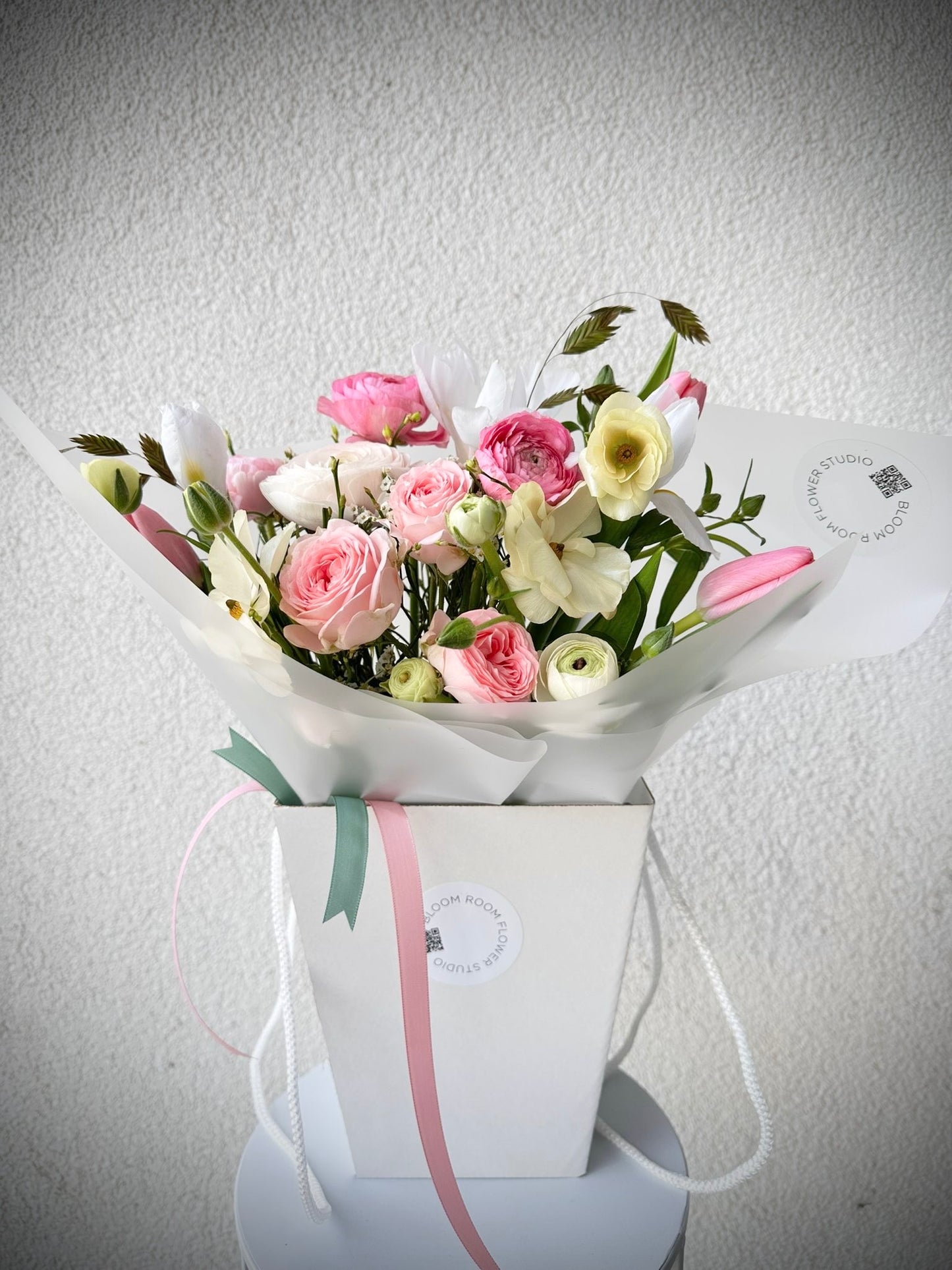 Roosa kevadise kimbud lillepoodide valikul | Розовый весенний букет по выбору цветочного магазина | Pink Spring bouquet by florist choice