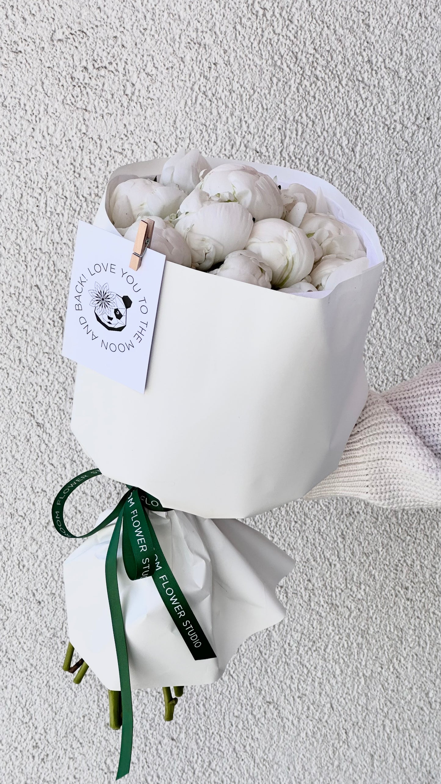 Kvaliteetsed valged pojengid kaunis pakendis | Роскошные белые пионы в красивой упаковке | Luxurious white peonies in elegant wrapping