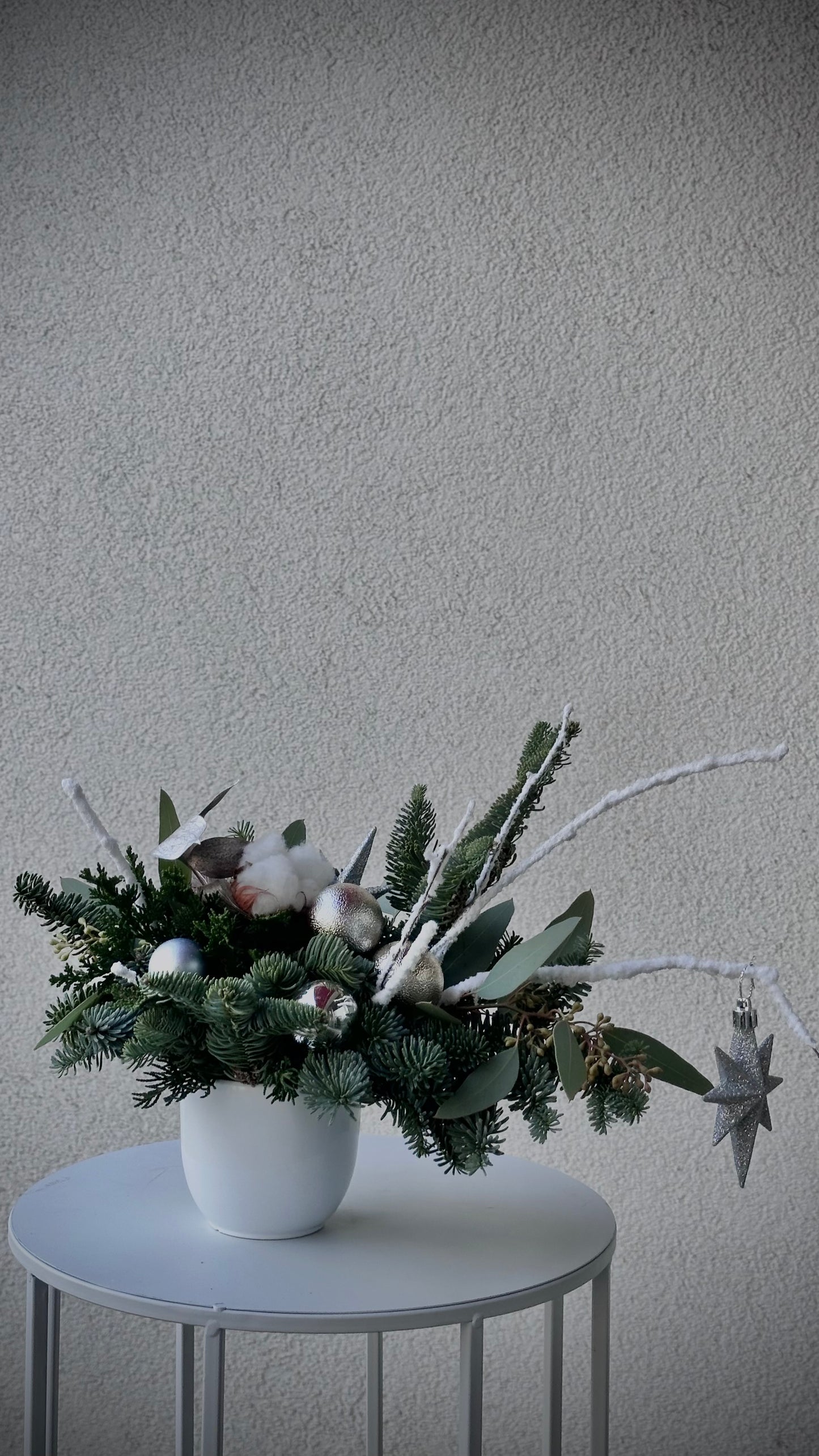 Авторский арт-букет / Signature bouquet by Best Florist in Tallinn includes seasonal flowers wrapped in waterproof paper, tied with branded ribbon, with a sticker and care instructions included.