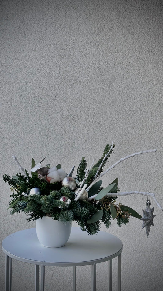 “White Christmas” table decor in a ceramic pot – BloomRoom.ee, värsked lilled Tallinnas