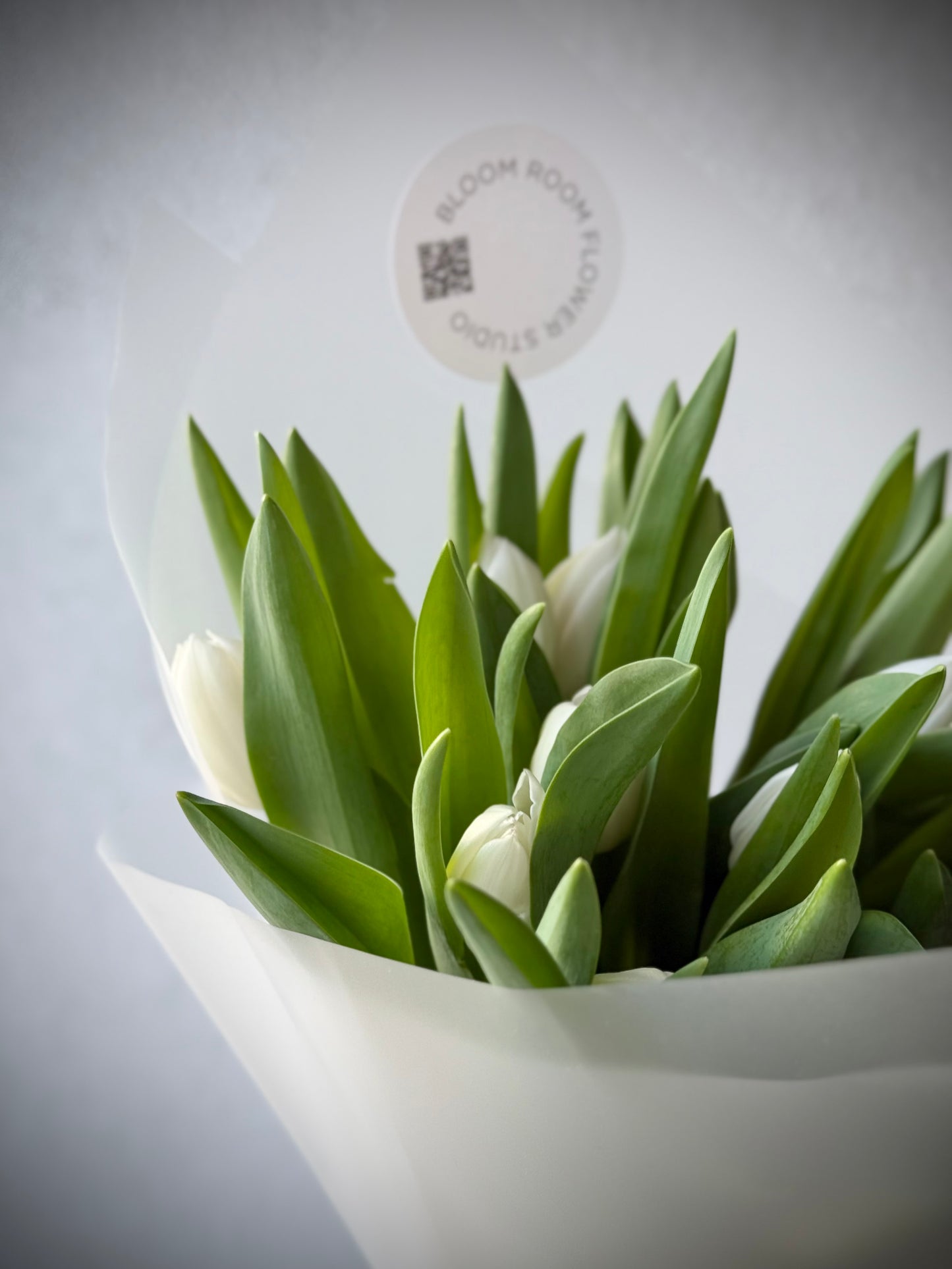 Valged XL tulbid, mähitud veekindlasse paberisse, luksuslik lillekimp | Белые большие тюльпаны, завернутые в водостойкую бумагу, роскошный букет | 25 white XL tulips wrapped in waterproof paper, luxury flower arrangement