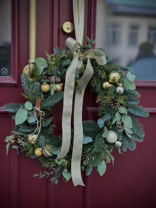 “Luxe Gold” Christmas Wreath – BloomRoom.ee, värsked lilled Tallinnas