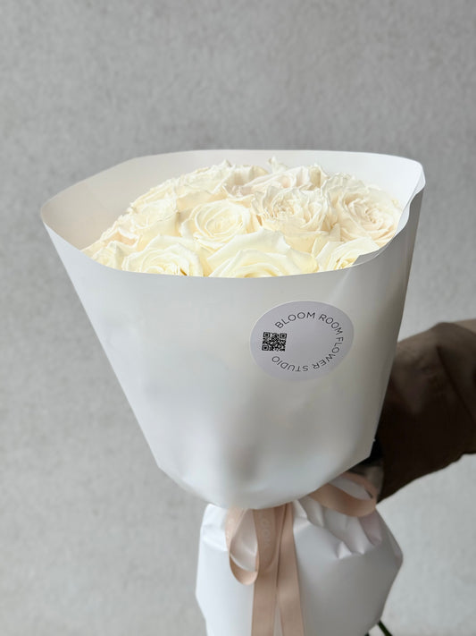 11 "Playa Blanca" White roses – BloomRoom.ee, fresh flowers in Tallinn