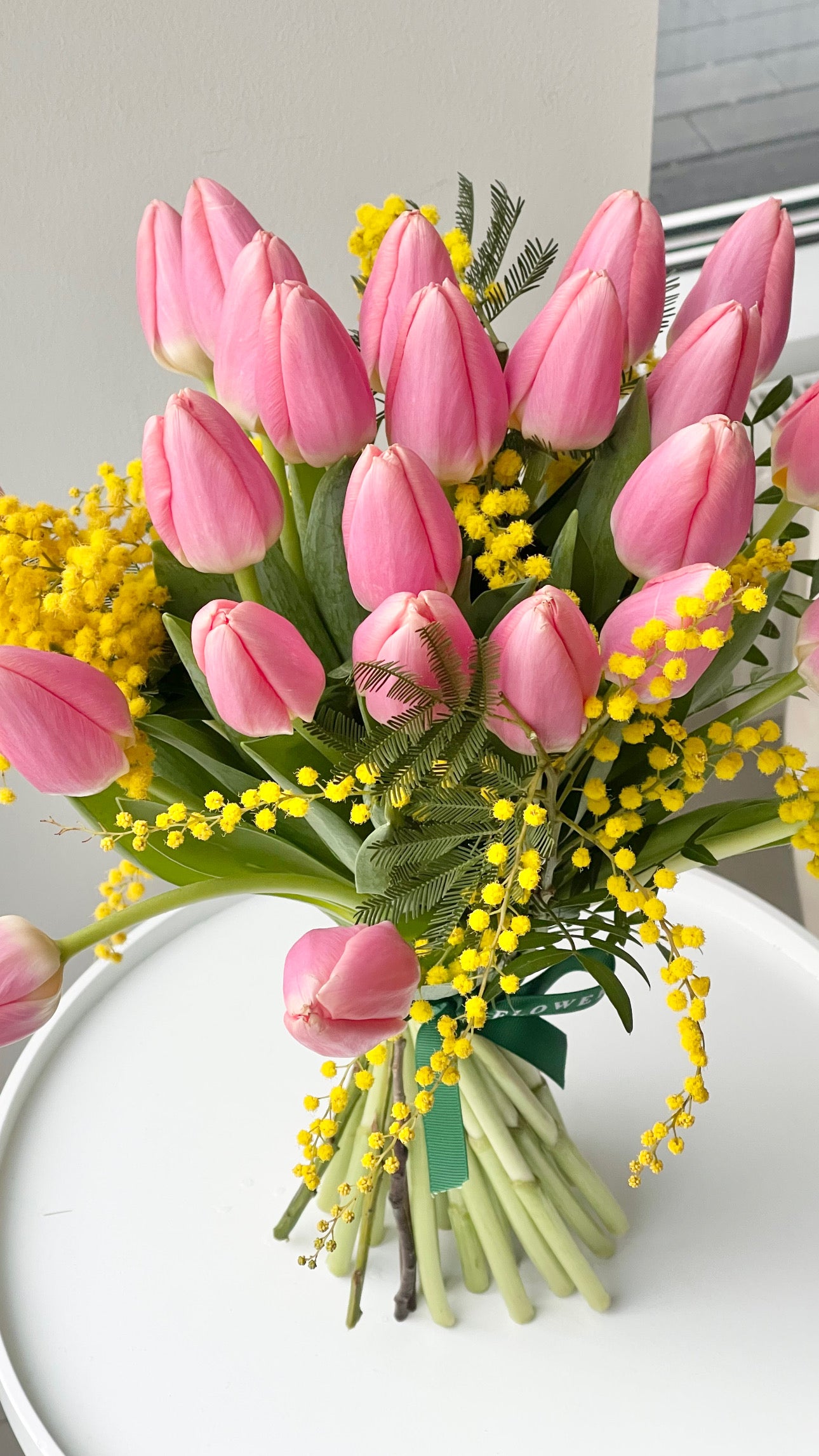 Roosa tulpide ja mimose õhukimp | Букет из розовых тюльпанов и мимозы | Grand bouquet of pink tulips and mimosas