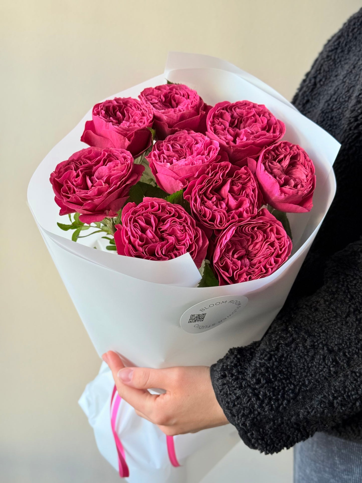 Rikkalikud roosa aia roosid valges pakendis | Насыщенные розовые садовые розы в белой упаковке | Luxurious pink garden roses in white wrapping