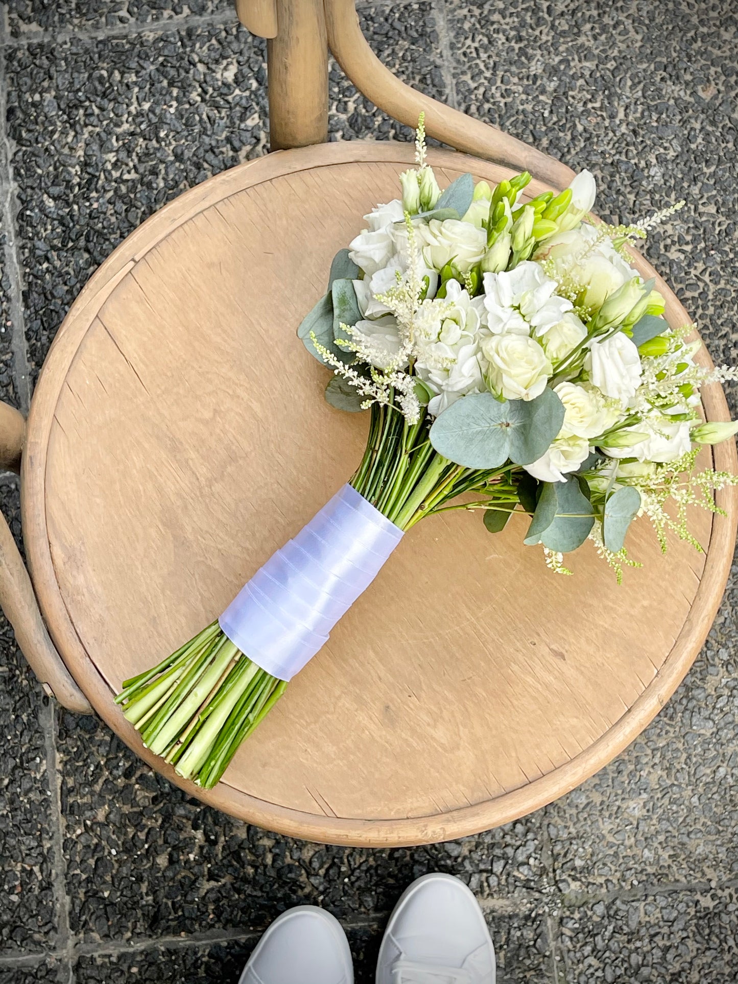 Valge pruutide kimp Eustoma, freesia, astilbe, eukalüpt ja roosid | Белый свадебный букет с эустомами, фрезиями и итальянскими розами | White bridal bouquet featuring Eustoma, freesia, astilbe, eucalyptus, and roses