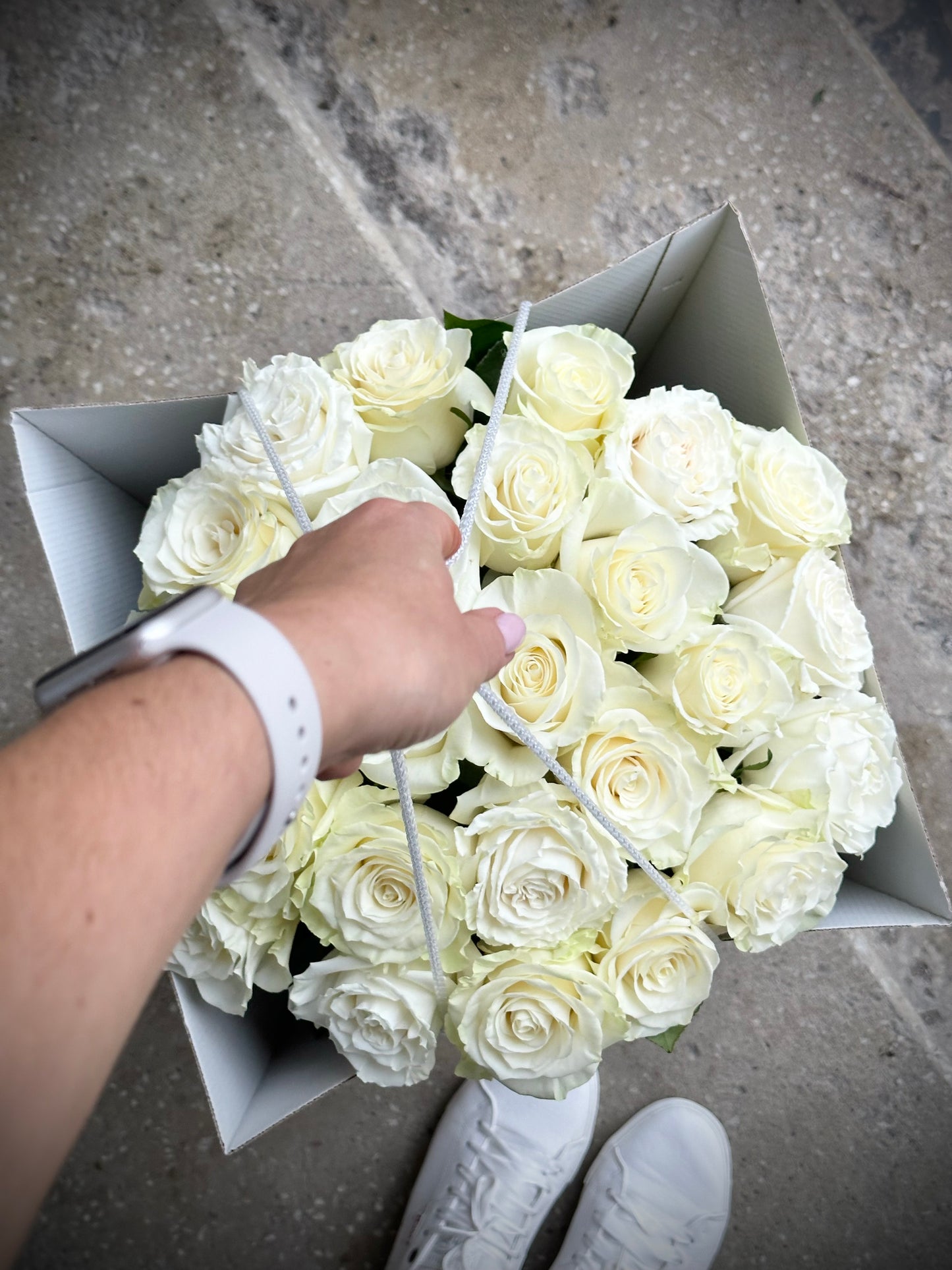 Valged roosid luksuslikus kinkekarbis | Белые розы в роскошной подарочной коробке | Luxury white roses in a premium gift box