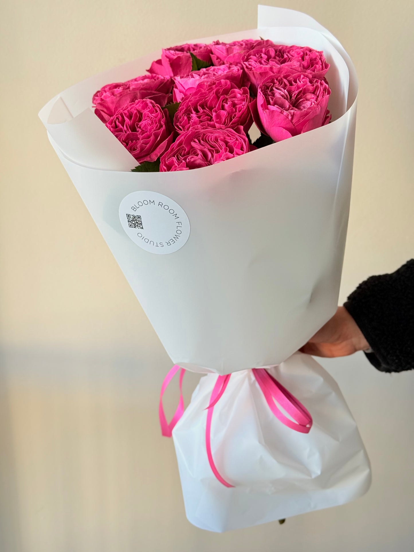 Suured roosid, pakitud valgesse paberisse | Большие розы, упакованные в белую бумагу | XL pink garden roses wrapped in white paper