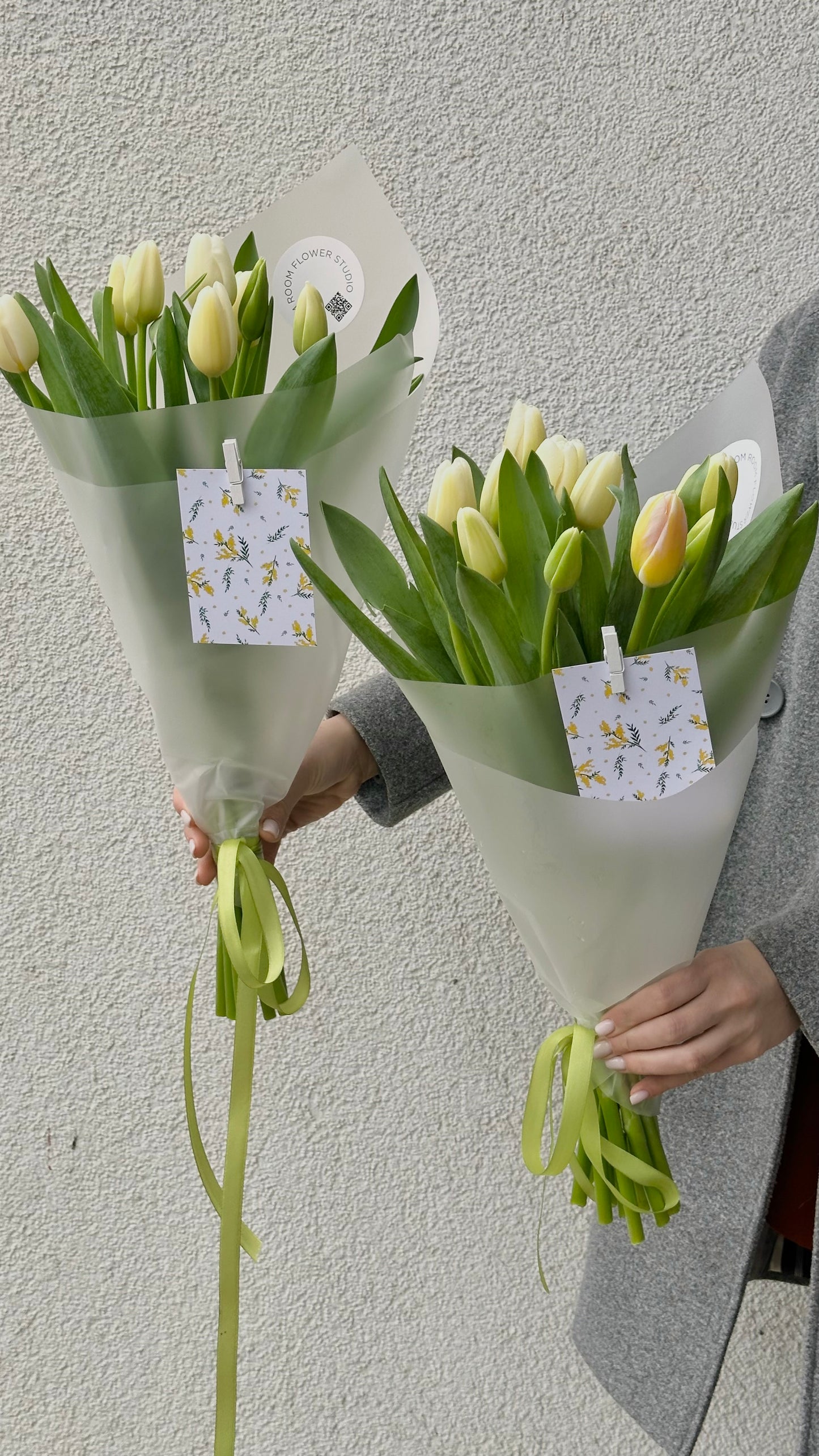 Valged tulbid mattpaberis ja Mimosas kaart | Белые тюльпаны в матовой бумаге и карта Мимозы | White tulips wrapped in matte paper with Mimosa card