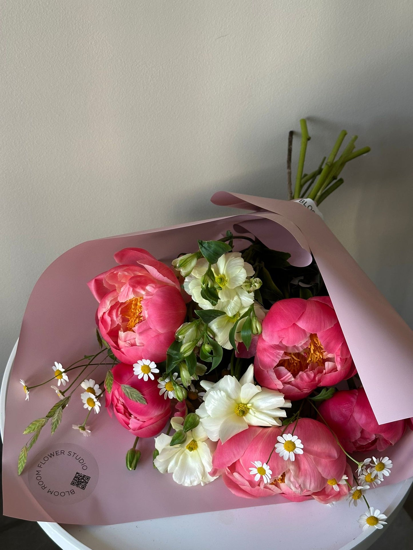Pöörased pojengid ja valged lilled luksuslikus kimbu pakendis | Красные пионы и белые цветы в роскошной упаковке | Pink peonies and white flowers in an elegant bouquet