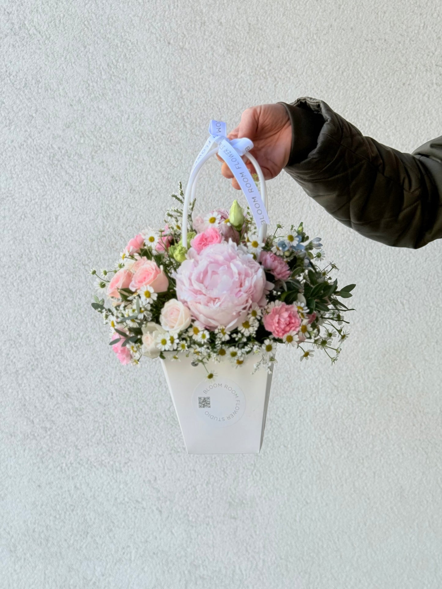 Kaunis lillekimp valge lillekarbis | Элегантный цветочный букет в белой коробке | Beautiful flower arrangement in a white box