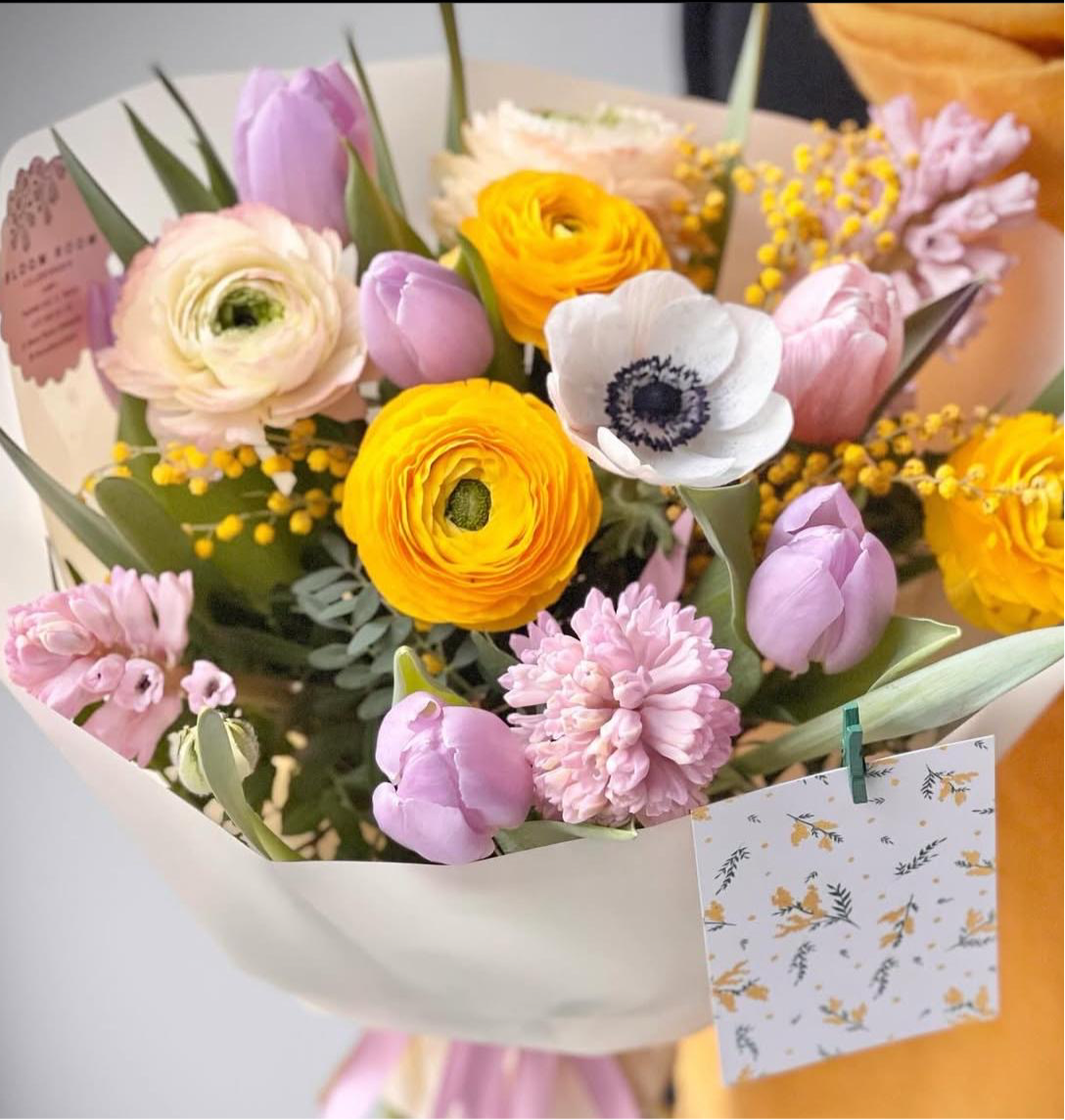 Kollased ranunkelid, roosad hüatsindid, valged anemoonid ja tulpide kimp | Желтые ранункулюсы, розовые гиацинты, белые анемоны и тюльпаны | Bouquet of yellow ranunculus, pink hyacinth, white anemone and tulips