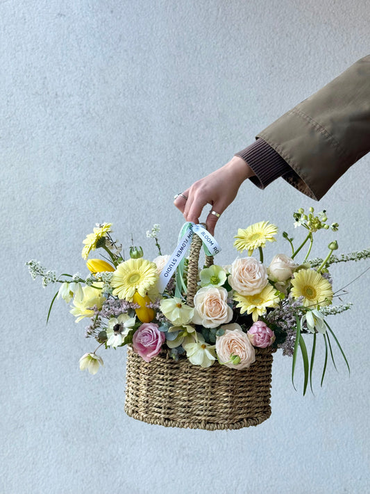 Flower Basket with spring mix flowers – BloomRoom.ee, fresh flowers in Tallinn