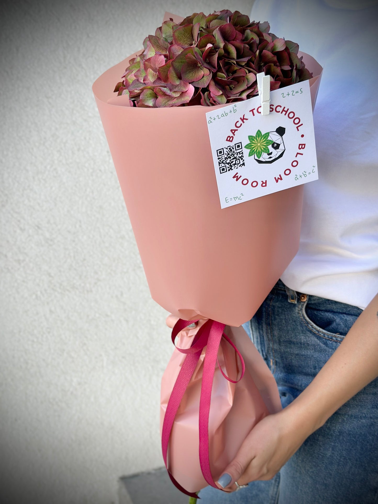 Bordeaux hüdroangeel looduslike aktsentidega | Цветы бордовых гортензий с к картой | Luxurious Bordeaux hydrangea bouquet in elegant wrapping