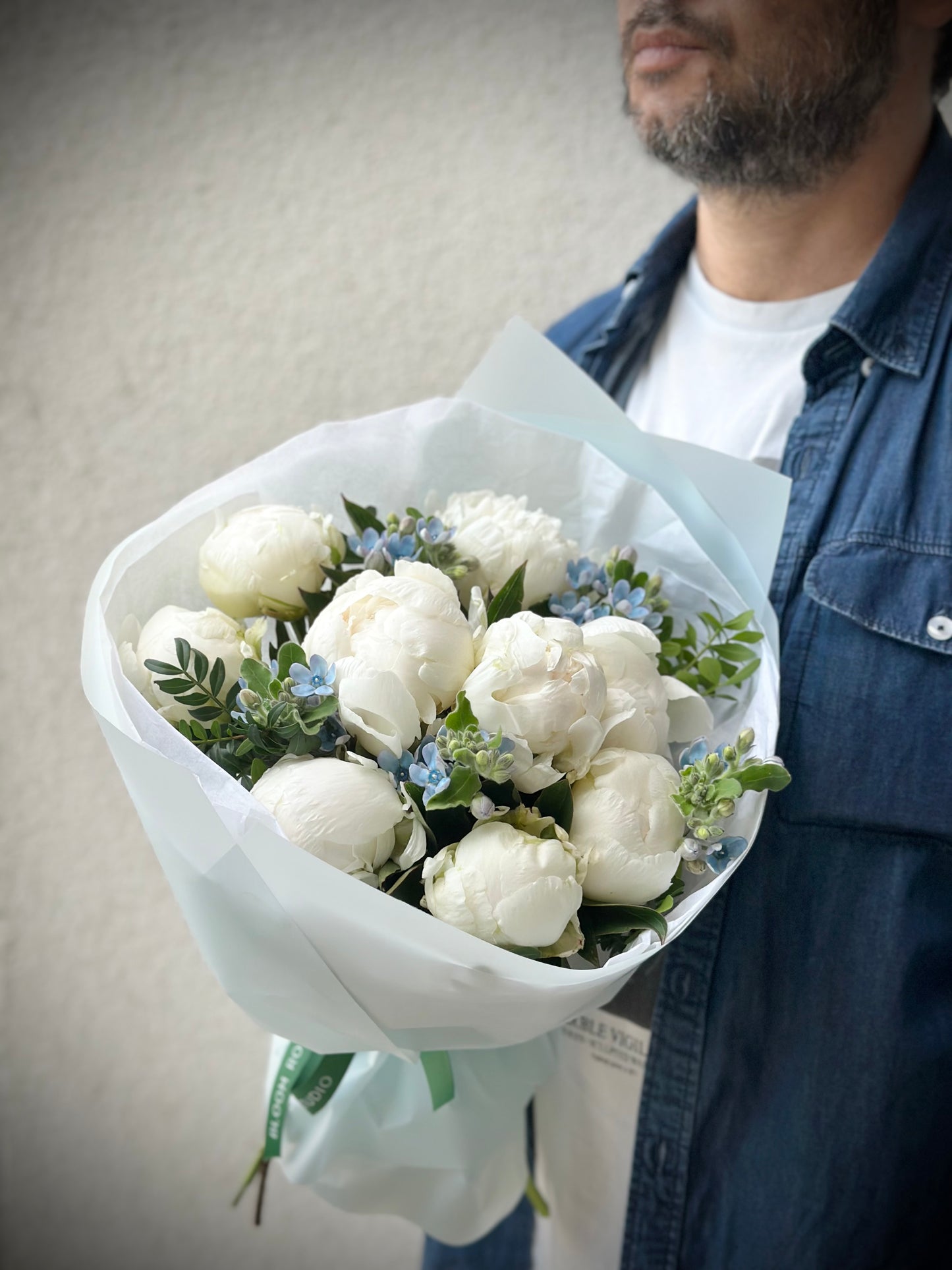Valge pionide ja siniste oksipetalumite kimp | Букет белых пионов и синих оксипеталумов | Bouquet of white peonies and blue oxypetalum
