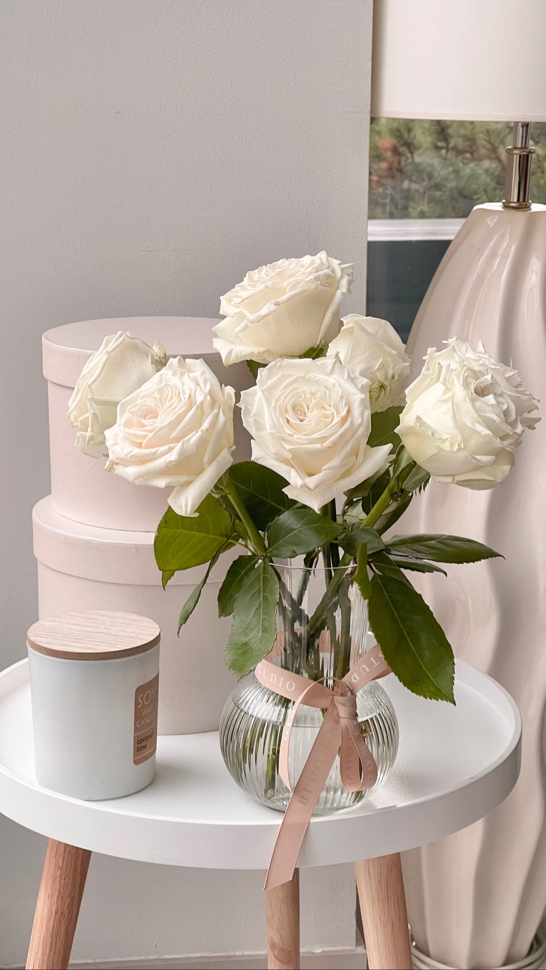 Iluvalge rooside kimp luksuslikus vaasis | Роскошный букет белых роз в вазе | Elegant bouquet of white roses in a stylish vase